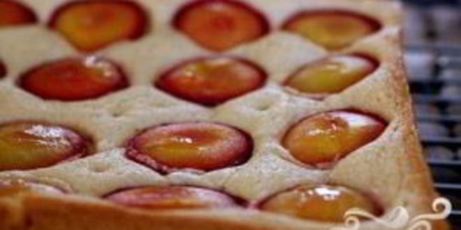 Рецепт пирога с крупными сливами и корицей