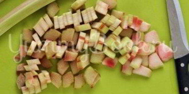 Рецепт пирога с ревенем и клубникой