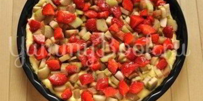 Рецепт пирога с ревенем и клубникой