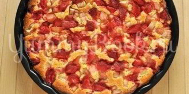 Рецепт пирога с ревенем и клубникой