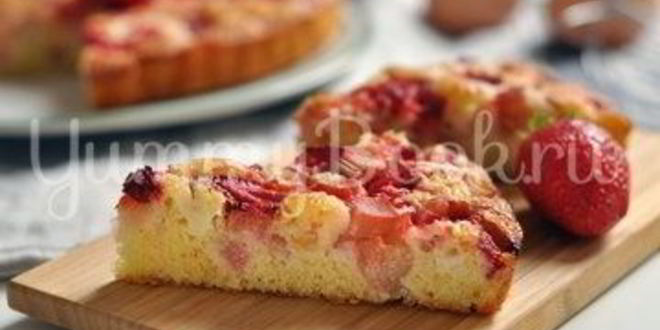 Рецепт пирога с ревенем и клубникой