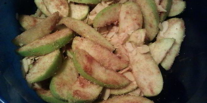 Рецепт ромового пирога с яблоками и миндалем