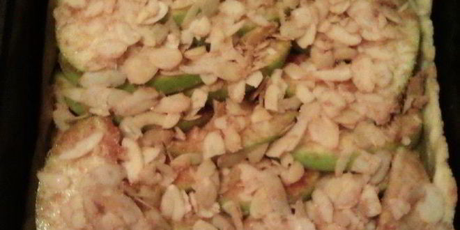 Рецепт ромового пирога с яблоками и миндалем