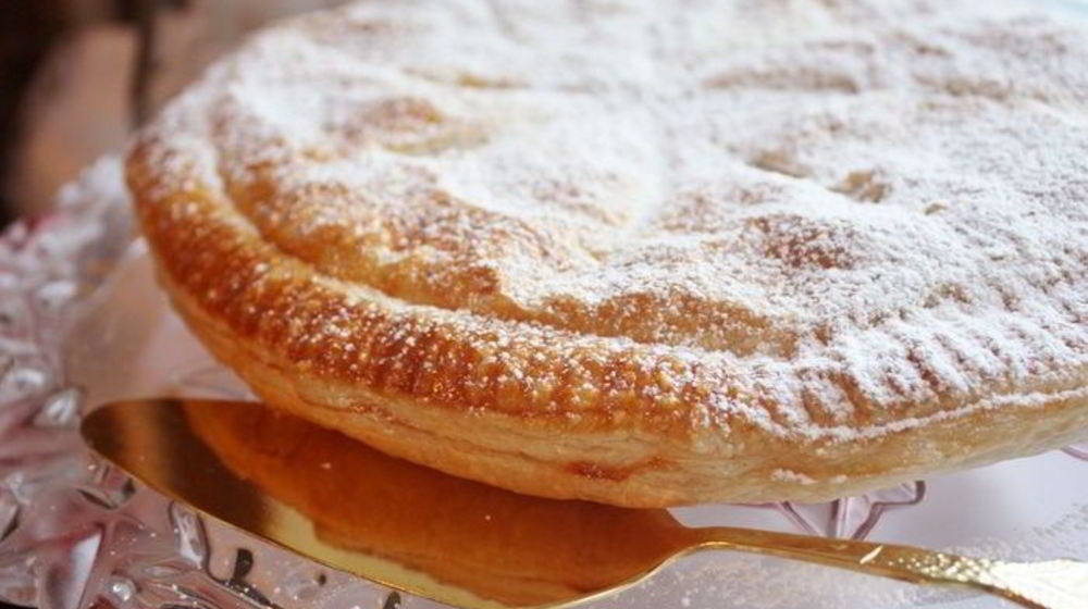 Как приготовить слоеный пирог с миндалем