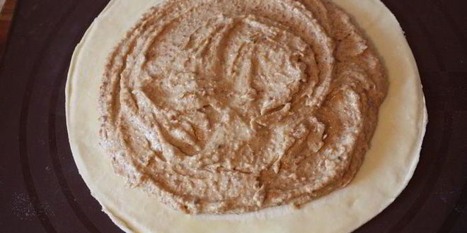 Рецепт слоеного пирога с миндалем