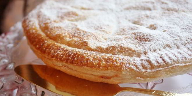 Рецепт слоеного пирога с миндалем