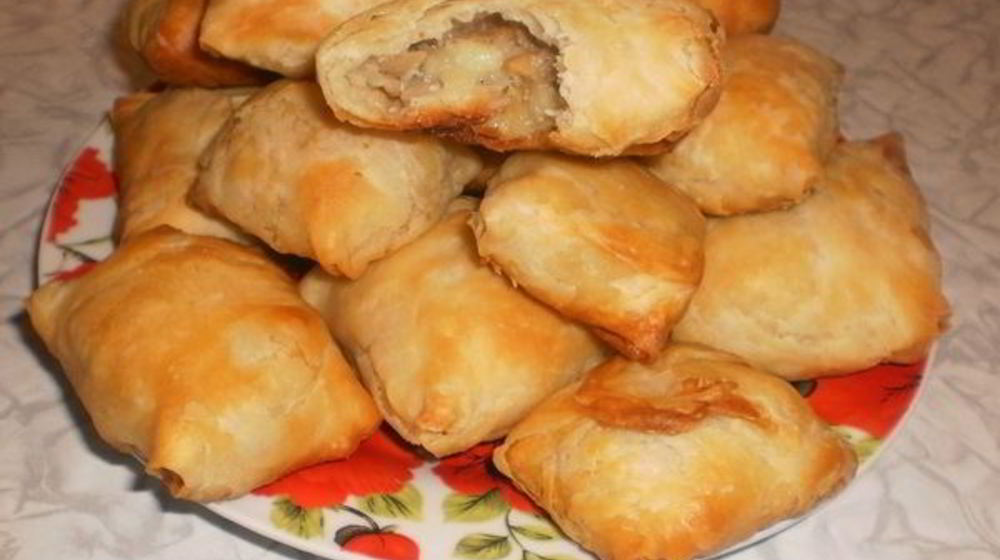 Как приготовить пирожки из слоеного теста с грибами и картошкой