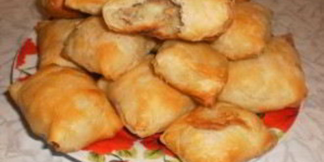 Рецепт пирожков из слоеного теста с грибами и картошкой