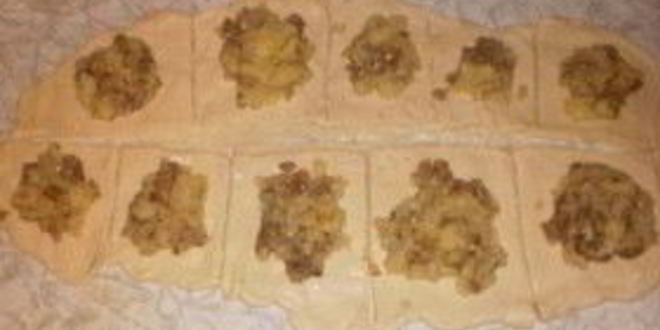 Рецепт пирожков из слоеного теста с грибами и картошкой