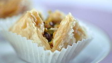 Рецепт Пирожков из теста фило с начинкой из баклажанов, фисташек и феты