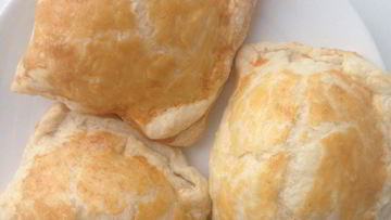 Рецепт Пирожков с сыром из слоеного теста