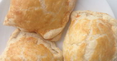 Рецепт Пирожков с сыром из слоеного теста