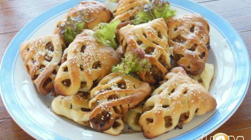 Как приготовить плетеные пирожки из творожного теста