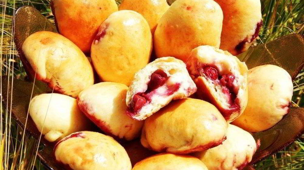 Как приготовить сдобные пирожки с вишней