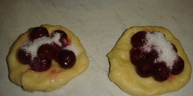 Рецепт сдобных пирожков с вишней