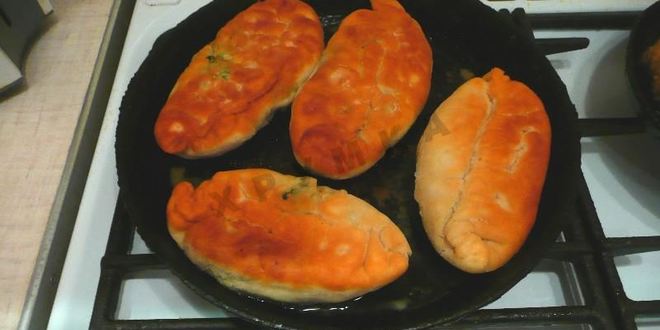 Рецепт жареных пирожков с рисом, яйцом и зеленым луком