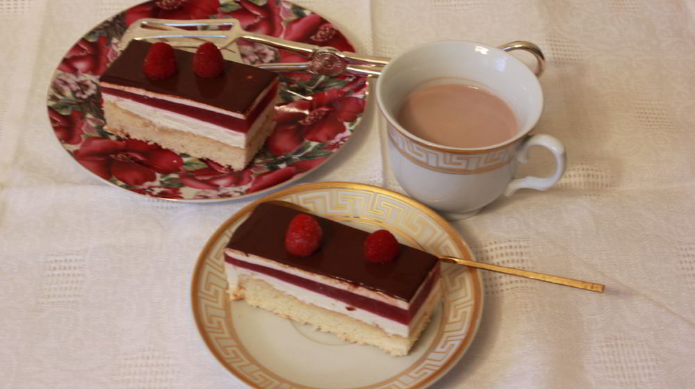 Как приготовить бисквитные пирожные со сливочным кремом и малиновым желе