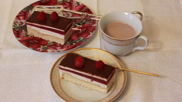 Рецепт Бисквитных пирожных со сливочным кремом и малиновым желе