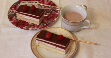 Рецепт Бисквитных пирожных со сливочным кремом и малиновым желе