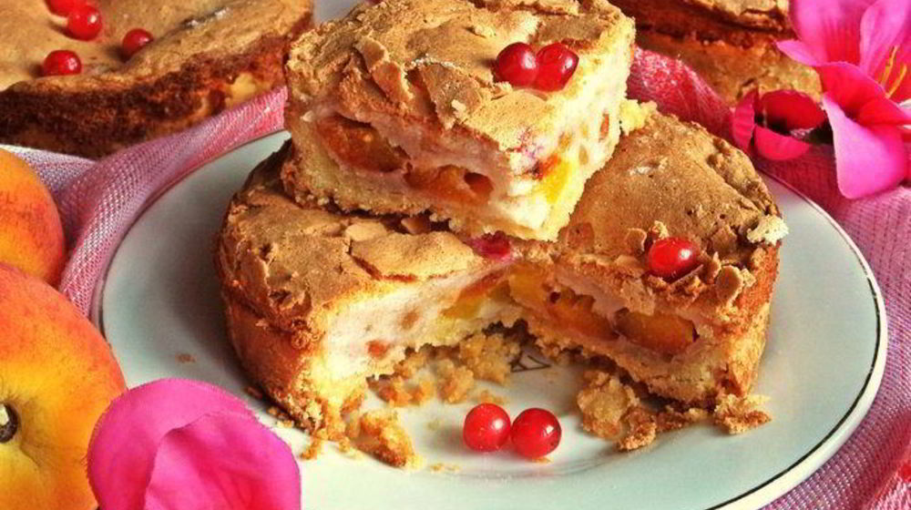 Как приготовить нежное пирожное с персиками