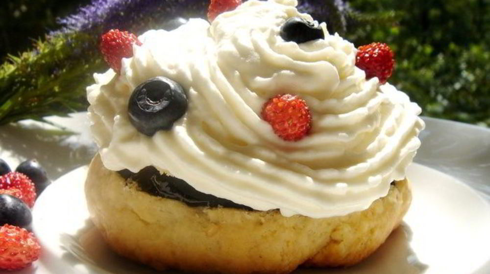 Как приготовить пирожное с черничным киселем, земляникой и сливками