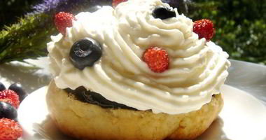 Рецепт Пирожного с черничным киселем, земляникой и сливками