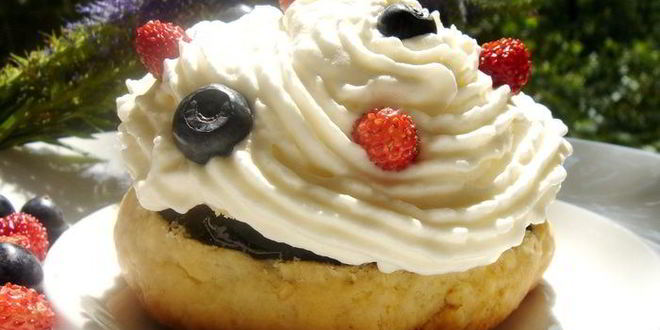 Рецепт пирожного с черничным киселем, земляникой и сливками