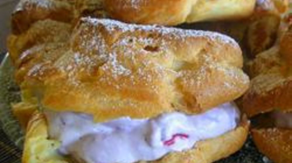 Как приготовить пирожные из заварного теста с ягодами и сливками