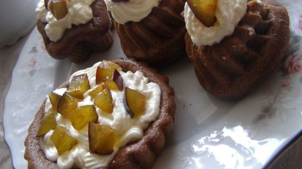 Как приготовить шоколадное пирожное экспромт со сливочным кремом и сливой