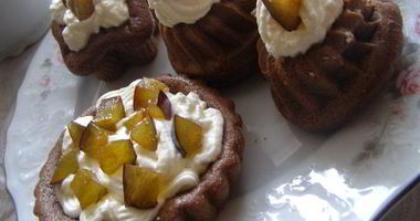 Рецепт Шоколадного пирожного Экспромт со сливочным кремом и сливой