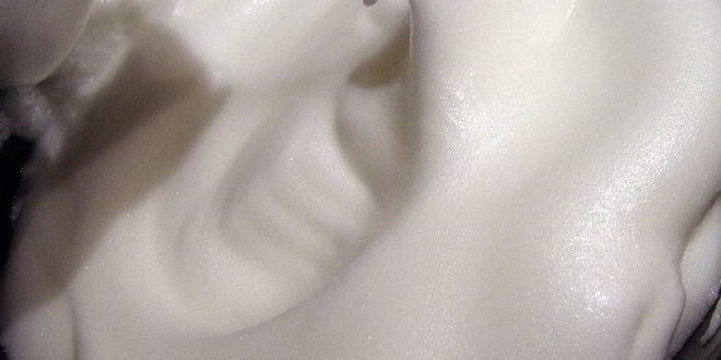 Рецепт шоколадного пирожного экспромт со сливочным кремом и сливой