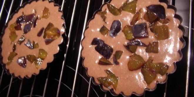 Рецепт шоколадного пирожного экспромт со сливочным кремом и сливой