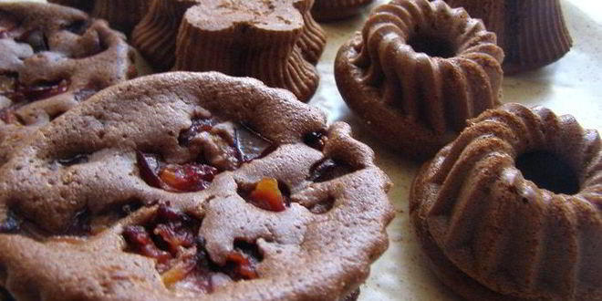 Рецепт шоколадного пирожного экспромт со сливочным кремом и сливой