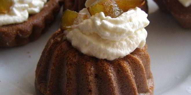 Рецепт шоколадного пирожного экспромт со сливочным кремом и сливой