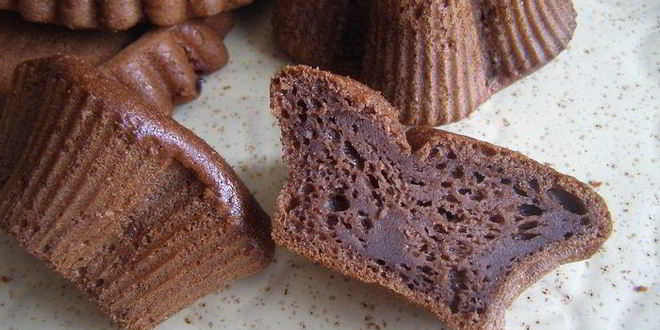 Рецепт шоколадного пирожного экспромт со сливочным кремом и сливой