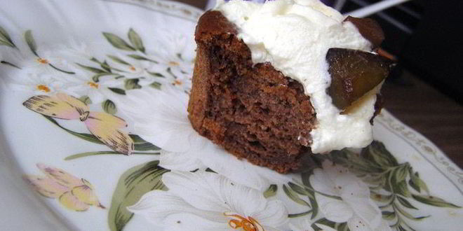 Рецепт шоколадного пирожного экспромт со сливочным кремом и сливой