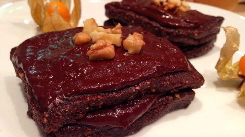 Как приготовить шоколадное сырое пирожное