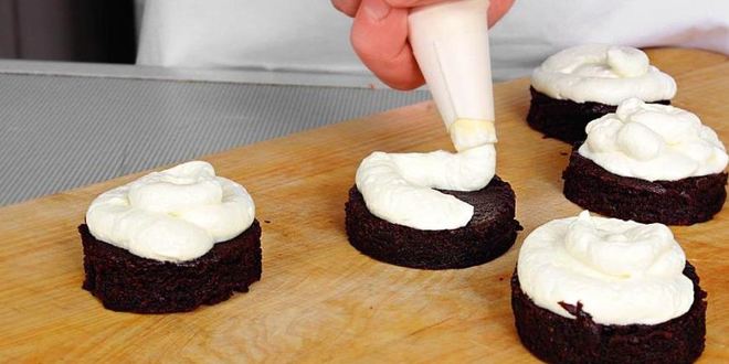 Рецепт шоколадных пирожных с вишней