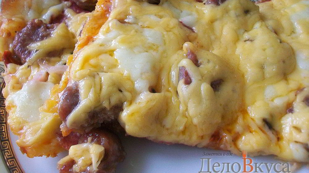 Как приготовить пиццу с домашними колбасками, салями, беконом, моцареллой, твердым сыром и зеленью на тонкой основе