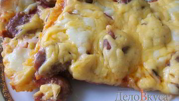 Рецепт Пиццы с домашними колбасками, салями, беконом, моцареллой, твердым сыром и зеленью на тонкой основе