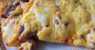 Рецепт Пиццы с домашними колбасками, салями, беконом, моцареллой, твердым сыром и зеленью на тонкой основе