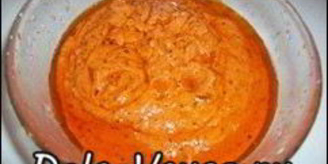 Рецепт пиццы с домашними колбасками, салями, беконом, моцареллой, твердым сыром и зеленью на тонкой основе