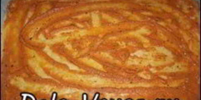 Рецепт пиццы с домашними колбасками, салями, беконом, моцареллой, твердым сыром и зеленью на тонкой основе