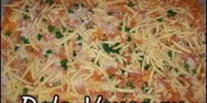 Рецепт пиццы с домашними колбасками, салями, беконом, моцареллой, твердым сыром и зеленью на тонкой основе