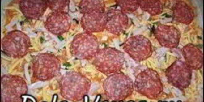 Рецепт пиццы с домашними колбасками, салями, беконом, моцареллой, твердым сыром и зеленью на тонкой основе