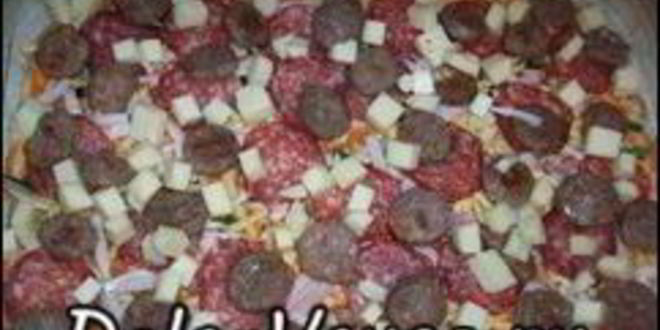 Рецепт пиццы с домашними колбасками, салями, беконом, моцареллой, твердым сыром и зеленью на тонкой основе