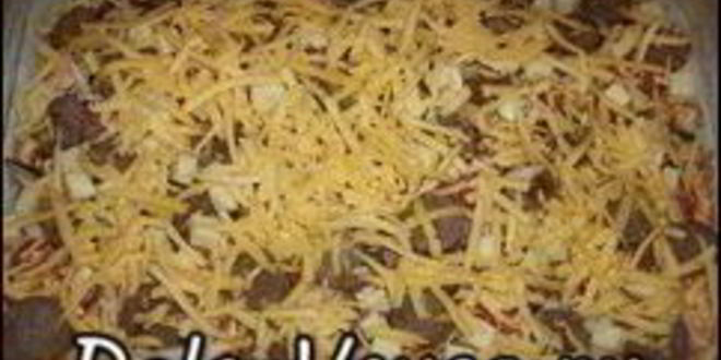 Рецепт пиццы с домашними колбасками, салями, беконом, моцареллой, твердым сыром и зеленью на тонкой основе