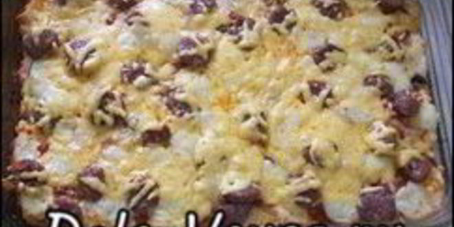 Рецепт пиццы с домашними колбасками, салями, беконом, моцареллой, твердым сыром и зеленью на тонкой основе