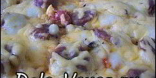 Рецепт пиццы с домашними колбасками, салями, беконом, моцареллой, твердым сыром и зеленью на тонкой основе