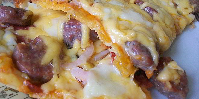 Рецепт пиццы с домашними колбасками, салями, беконом, моцареллой, твердым сыром и зеленью на тонкой основе